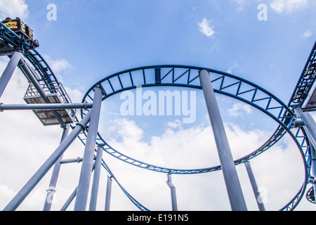 Cobra roller coaster ride a Paultons Park, Southampton, Inghilterra, Regno Unito. Foto Stock