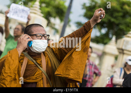 Bangkok, Bangkok, Thailandia. 27 Maggio, 2014. Un monaco buddista di Bangkok proteste contro il colpo di stato. Diverse centinaia di persone hanno protestato contro il colpo di stato a Bangkok al Monumento della Vittoria. Era il quarto giorno diritta di pro-democrazia rally nella capitale tailandese come l'esercito ha continuato a stringere la presa sulla vita tailandese. La protesta martedì è stato il più piccolo finora. Credit: Jack Kurtz/ZUMAPRESS.com/Alamy Live News Foto Stock