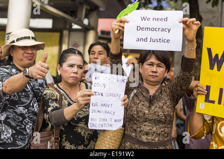 Bangkok, Bangkok, Thailandia. 27 Maggio, 2014. Diverse centinaia di persone hanno protestato contro il colpo di stato a Bangkok al Monumento della Vittoria martedì. Era il quarto giorno diritta di pro-democrazia rally nella capitale tailandese come l'esercito ha continuato a stringere la presa sulla vita tailandese. La protesta martedì è stato il più piccolo finora. Credit: Jack Kurtz/ZUMAPRESS.com/Alamy Live News Foto Stock