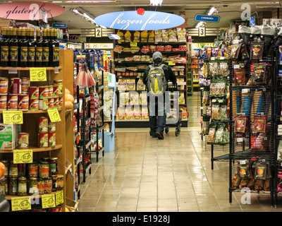 Shopper e carrello , alimenti congelati corsia, Gristedes Fruttivendolo, NYC, STATI UNITI D'AMERICA Foto Stock
