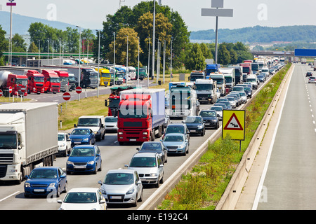 Nicht funktionierende Rettungsgasse bei einem Stau auf einer Autobahn Foto Stock