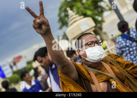 Bangkok, Tailandia. 27 Maggio, 2014. Un monaco buddista di Bangkok proteste contro il colpo di stato. Diverse centinaia di persone hanno protestato contro il colpo di stato a Bangkok al Monumento della Vittoria. Era il quarto giorno diritta di pro-democrazia rally nella capitale tailandese come l'esercito ha continuato a stringere la presa sulla vita tailandese. La protesta martedì è stato il più piccolo finora. © Jack Kurtz/ZUMAPRESS.com/Alamy Live News Foto Stock