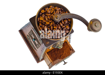 Viele Kaffeebohnen liegen neben einer Kaffeem'HLE. Frisch gemahlener Kaffee Foto Stock