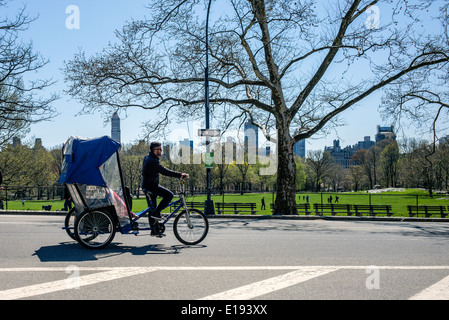 I turisti di marcia pedicabs su un tour attraverso la città di New York, in zona Central Park in primavera. Foto Stock