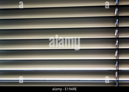 Zum Schutz gegen Hitze und Sonne werden un einem Fenster Jalousien  angebracht Foto stock - Alamy