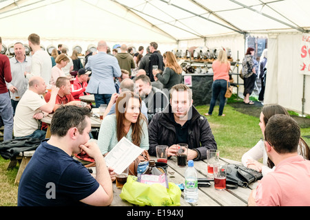 Gente che si diverte a cerchio del festival della birra in Essex. Foto Stock