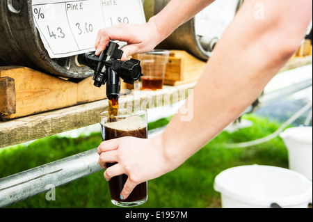 Una pinta di real ale che viene colato. Foto Stock