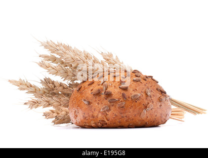 Hamburger bun o rotolo e spighe di grano mazzetto isolati su sfondo bianco intaglio Foto Stock