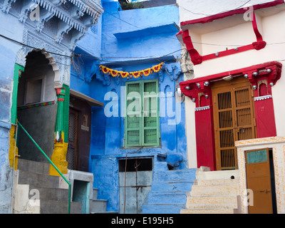 India Rajasthan, Jodhpur, porte di di blu dipinto case urbane Foto Stock