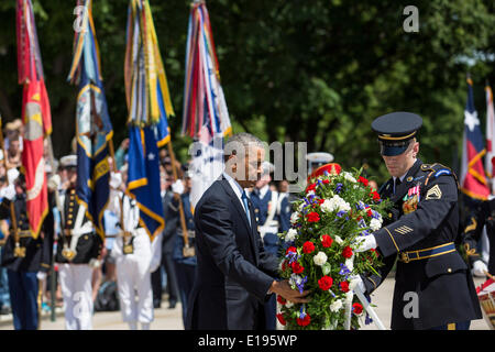 Il Presidente degli Stati Uniti Barack Obama ha stabilito una corona presso la tomba del Milite Ignoto presso il Cimitero Nazionale di Arlington, Maggio 26, 2014 in Arlington, Virginia. Il Presidente Obama ha restituito a Washington lunedì mattina dopo una visita a sorpresa in Afghanistan per visitare le truppe degli Stati Uniti a Bagram Air Field. Credito: Drew Angerer / Pool via CNP Foto Stock