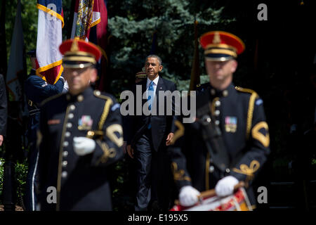 Il Presidente degli Stati Uniti Barack Obama arriva per una ghirlanda di cerimonia di posa presso la tomba del Milite Ignoto presso il Cimitero Nazionale di Arlington, Maggio 26, 2014 in Arlington, Virginia. Il Presidente Obama ha restituito a Washington lunedì mattina dopo una visita a sorpresa in Afghanistan per visitare le truppe degli Stati Uniti a Bagram Air Field. Credito: Drew Angerer / Pool via CNP Foto Stock