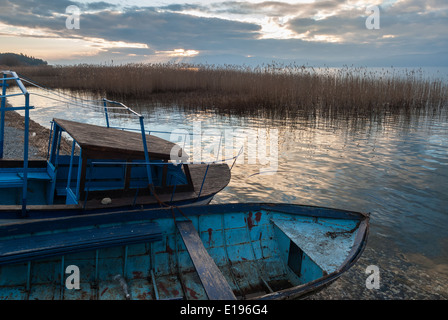 Barche nel lago di Ohrid al tramonto nella Repubblica di Macedonia (FYROM) Foto Stock