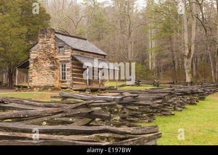 John Oliver cabina è raffigurata nell'Cades Cove area del Parco Nazionale di Great Smoky Mountains in Tennessee Foto Stock