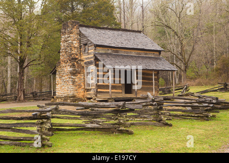 John Oliver cabina è raffigurata nell'Cades Cove area del Parco Nazionale di Great Smoky Mountains in Tennessee Foto Stock