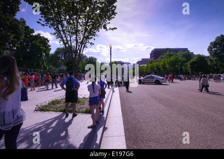 WASHINGTON D.C.- maggio 25: 2013 persone si radunano davanti alla Casa Bianca il weekend del Memorial Day il 25 maggio 2014 a Washington D.C. (Foto di Donald Bowers ) Foto Stock