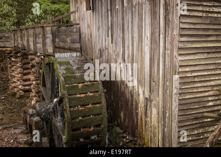 Cavo di John Grist Mill è raffigurato in Cades Cove area del Parco Nazionale di Great Smoky Mountains in Tennessee Foto Stock