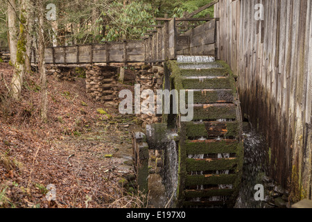 Cavo di John Grist Mill è raffigurato in Cades Cove area del Parco Nazionale di Great Smoky Mountains in Tennessee Foto Stock