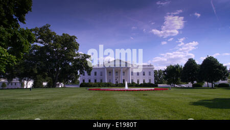 WASHINGTON D.C.- maggio 25: 2013 persone si radunano davanti alla Casa Bianca il weekend del Memorial Day il 25 maggio 2014 a Washington D.C. (Foto di Donald Bowers ) Foto Stock