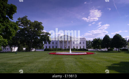 WASHINGTON D.C.- maggio 25: 2013 persone si radunano davanti alla Casa Bianca il weekend del Memorial Day il 25 maggio 2014 a Washington D.C. (Foto di Donald Bowers ) Foto Stock