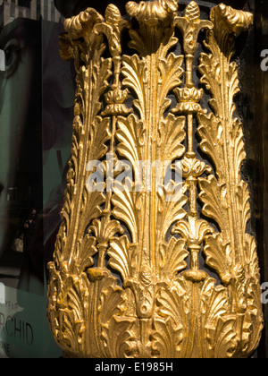 Dettagli architettonici del Charles Scribner i figli di edificio, Fifth Avenue, New York, Stati Uniti d'America Foto Stock