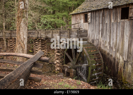 Cavo di John Grist Mill è raffigurato in Cades Cove area del Parco Nazionale di Great Smoky Mountains in Tennessee Foto Stock