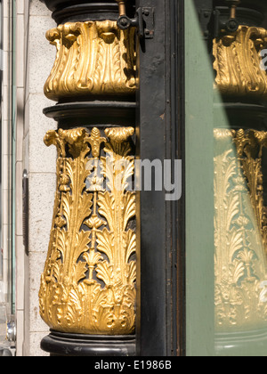 Dettagli architettonici del Charles Scribner i figli di edificio, Fifth Avenue, New York, Stati Uniti d'America Foto Stock