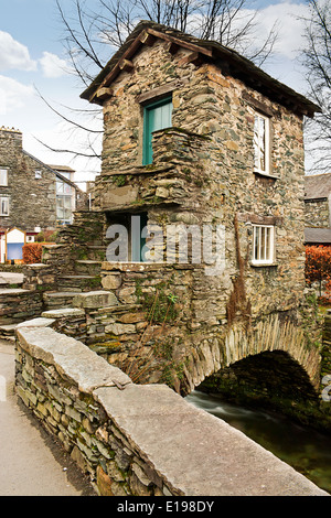 Il Bridge House in Ambleside un grado un edificio elencato e il famoso punto di riferimento nel Lake District inglese Foto Stock