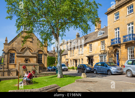 cotswolds villaggio di Chipping Campden High Street con mercato Hall Chipping Campden, il Cotswolds Gloucestershire Inghilterra UK GB Europa Foto Stock