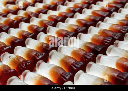 Bottiglia di cola sfondo disposte in righe Foto Stock