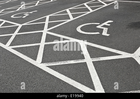 Parcheggio Disabili spazio o alloro riservato per le persone con disabilità e di spazio extra per il caricamento di una sedia a rotelle Foto Stock