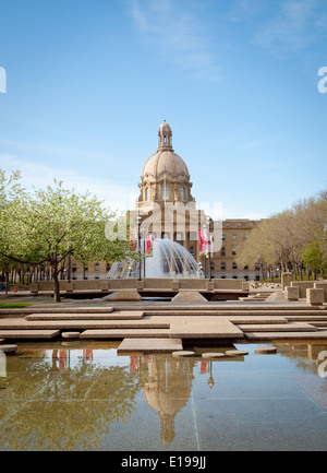 Una molla vista del legislatore Alberta Building e di Alberta legislatura motivi in Edmonton, Alberta, Canada. Foto Stock