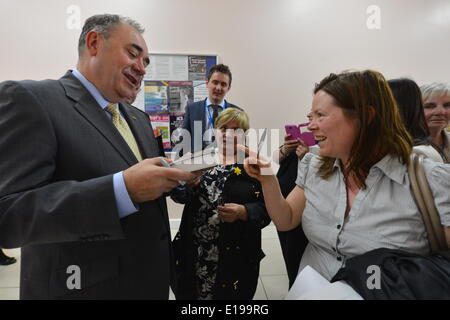 Rutherglen, Lanarkshire meridionale, Scozia, Regno Unito. 27 maggio 2014. Il primo ministro Alex Salmond firma autografi dopo un incontro in cui i membri del pubblico hanno fatto domande martedì 27 maggio 2014 a Rutherglen, nel Lanarkshire meridionale. L'incontro si è svolto in una serie successiva alla pubblicazione del "futuro di Scotland" e in vista del referendum per l'indipendenza del 18 settembre. © David Gordon/Alamy Live News Foto Stock