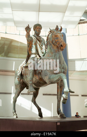L'originale statua in bronzo del II secolo d.C. dell'imperatore romano Marco Aurelio a cavallo, Museo Capitolino, Roma, Italia Foto Stock