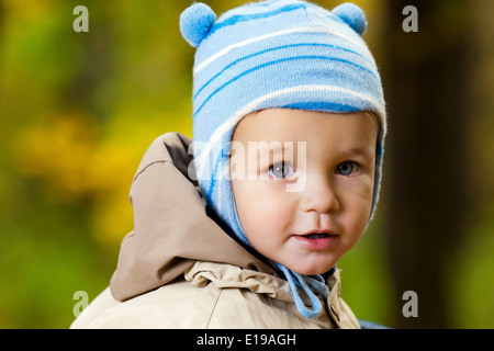 Ritratto di little baby boy nel parco Foto Stock