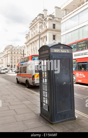 Telefono tradizionale box convertito in un hotspot WiFi punto a Londra. Foto Stock