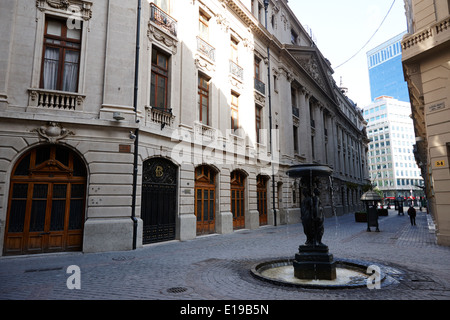 Fontana in calle Nueva York accanto a Santiago stock exchange Cile Foto Stock