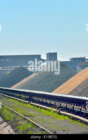 Un enorme carico di carbone nastro trasportatore pile del carbone Foto Stock