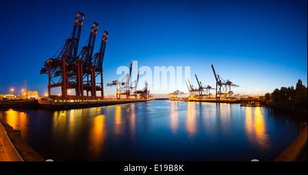 Vista panoramica di un contenitore grande porto con il profondo blu del cielo notturno Foto Stock