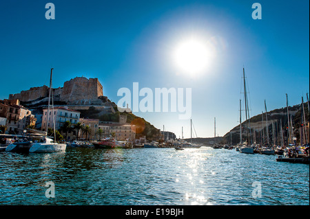 Europa, Francia, Corse-du-Sud (2A), Bonifacio. Ingresso del fronte Marina dei bastioni Foto Stock