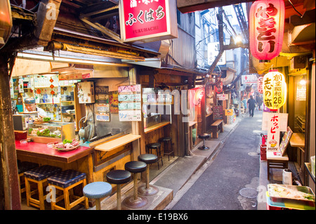 Yakitori ristoranti su Shomben Yokocho in Shinjuku, Tokyo, Giappone Foto Stock