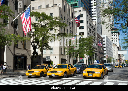 Taxi gialli sulla Fifth Avenue, New York City Streets, Stati Uniti Foto Stock