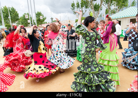 Le donne in colorati abiti di flamenco dancing a Siviglia fiera di aprile, Spagna Foto Stock
