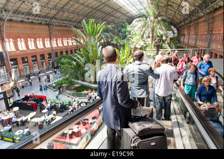 Pendolari alla stazione ferroviaria di Atocha, Madrid, Spagna Foto Stock