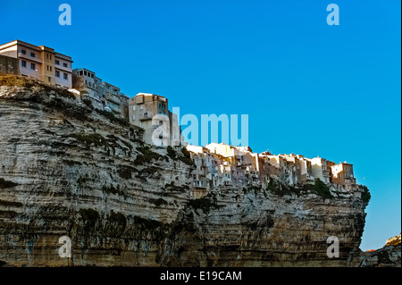 Europa. Francia. Corsica-du-Sud. (2a) Bonifacio. Il villaggio costruito sulla scogliera calcarea vista dal mare Foto Stock