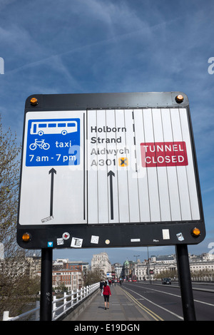 Traffico segnaletica stradale in direzione nord su Waterloo Bridge Foto Stock