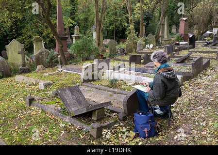 La pittura dell'artista nel cimitero di Highgate a Londra, Inghilterra, Regno Unito Foto Stock