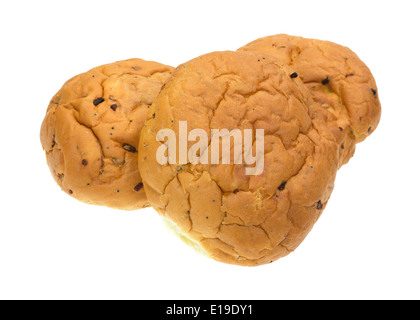 Un gruppo di pane appena sfornato onion rotoli isolato su uno sfondo bianco. Foto Stock