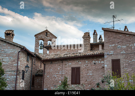 Collepino, una piccola cittadina vicino a Spello, nella parte inferiore del Monte Subasio. Il villaggio si trova a 600 metri di altezza. Un angolo della città Foto Stock