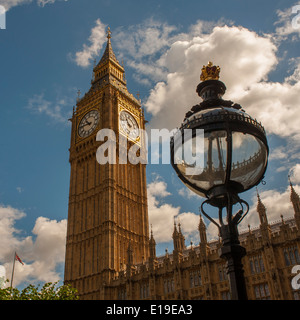 Elisabetta la torre e il Big Ben da palazzo nuovo cantiere. Case del parlamento di Londra. Foto Stock