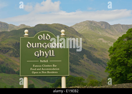 Segno per il vecchio Dungeon Ghyll Hotel, grande Langdale, Parco Nazionale del Distretto dei Laghi, Cumbria, England Regno Unito Foto Stock